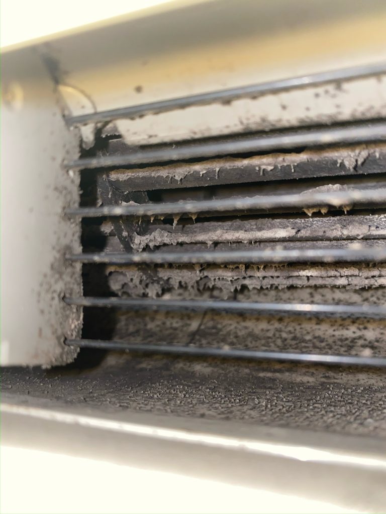 Photo avant entretien et désinfection d'une clim sur Rocbaron